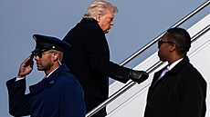 Americký prezident Donald Trump nastupuje do letadla Air Force One. (16. ledna...