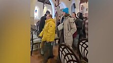 Demonstranti proti ICE p�eru�ili bohoslu�bu v Minnesot�.