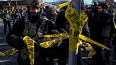 Agenti Ú�adu pro imigraci a cla (ICE) v Minneapolisu hlídají oblast, kde se...