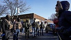 Federální imigra�ní agenti v Minneapolisu v oblasti, kde do�lo ke st�elb�. (24....