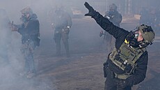 Federální imigra�ní agenti v Minneapolisu v oblasti, kde do�lo ke st�elb�. (24....