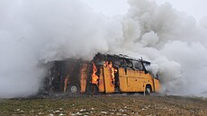 Po�ár dálkového autobusu na D46