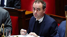 Francouzský parlament projednává a hlasuje o dvou návrzích na vyslovení...