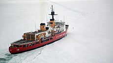 Ledoborec americké pob�e�ní strá�e Polar Star proplouvá antarktickým ledem v...