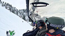 VPRAVO HLE�. Z lanovky v�ichni sledují, jak si v souboji s gravitací vedou...