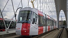 P�edstavení první tramvaje typu 14T v novém barevném �e�ení Pra�ské integrované...