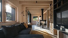 St�ny z b�leného smrku doplnily masivní d�ev�né trámy.