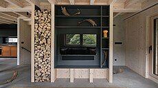 Sv�tlé smrkové d�evo zvýraznily detaily nábytku v antracitové barv�