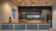 Kuchy�ská linka v hlavní obytné místnosti vsadila i na �lutooran�ovou MDF.