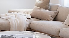 Stolek s keramickou deskou s dekorem mramoru p�sobí luxusním dojmem.