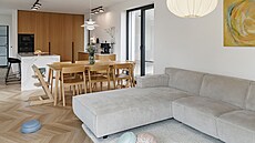 Jedním z hlavních po�adavk� majitel� bylo, aby kuchy� p�edstavovala centrum...