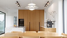 Pro rodinu s t�emi d�tmi je velký jídelní st�l nezbytný.