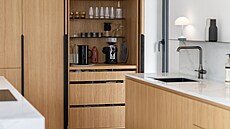 Sk�í� s unikátním kováním umo��uje, aby zavírání sk�ín� zajelo dovnit� a sk�í�...