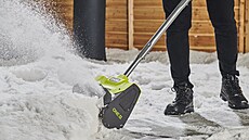 Akumulátorová hrabla jsou ú�inná hlavn� p�i odhrabování �erstv� napadaného...