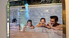 Johnny Cash se svými dcerami v bazénu na svém ran�i v Casitas Springs nedaleko...