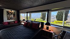 Pokoj, lo�nice vyvedená celá v �erné barv� na ran�i hudební legendy Johnnyho...