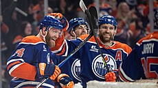 Mattias Ekholm z Edmonton Oilers p�ijímá gratulaci k hattricku od Leona...