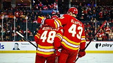 Hunter Brzustewicz a Adam Klapka z Calgary Flames  slaví gól proti Anaheim...