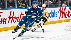 Filip Hronek z Vancouver Canucks b�hem utkání s Pittsburgh Penguins.