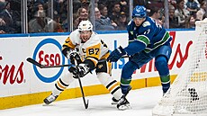 Filip Chytil z Vancouver Canucks se sna�í zpomalit Sidneyho Crosbyho z...