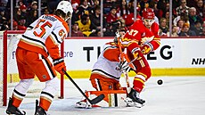 Jacob Trouba z Anaheim Ducks sleduje, jak Luká� Dostál zasahuje proti Mattu...