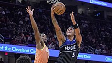 Donovan Mitchell z Cleveland Cavaliers se sna�í zablokovat Paola Banchera z...