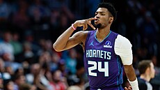 Brandon Miller z Charlotte Hornets slaví.