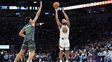 Moses Moody z Golden State Warriors st�ílí p�es Joana Beringera z Minnesota...