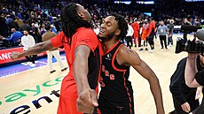 Immanuel Quickley z Toronto Raptors (vpravo) slaví výhru nad Oklahoma City...