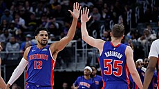 Tobias Harris a Duncan Robinson z Detroit Pistons se radují.