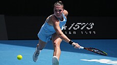 Tenistka Oleksandra Olijnikovová se natahuje za mí�kem na Australian Open.