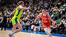 Emese Hofová z USK Praha brání Jessicu Shepardovou ze Schia v zápase Euroligy.