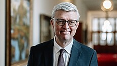 Ministr pr�myslu a obchodu Karel Havlí�ek p�ichází na zasedání vlády, která...