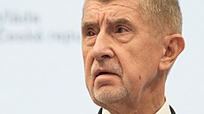 Tisková konference po jednání zástupc� vlády a odbor� o navý�ení plat� ve...