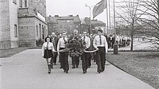 Svazáci s komunistickým funkcioná�em Miroslavem Mamulou p�ed dne�ním Kulturním...