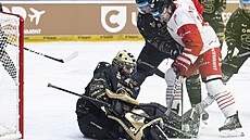 Jakub Ková� ze Sparty (vlevo) zasahuje v utkání proti Olomouci.