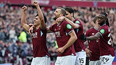 Mateus Fernandes z West Hamu slaví gól proti Sunderlandu. Objímá ho Tomá�...