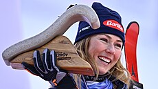 Mikaela Shiffrinová se raduje z t�etího místa v ob�ím slalomu ve �pindlerov�...