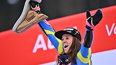 Sara Hectorová se raduje z vít�zství v ob�ím slalomu ve �pindlerov� Mlýn�.