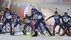 Francouz Quentin Fillon Maillet vede startovní pole v závod� s hromadným...