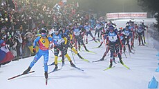 Tommaso Giacomel z Itálie vede startovní pole v závod� s hromadným startem v...