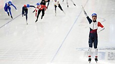 Rychlobrusla� Metod�j Jílek triumfuje v závod� s hromadným startem v Inzellu.