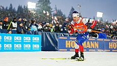 Michal Kr�má� odjí�dí ze st�elby p�i smí�ené �tafet� v Novém M�st� na Morav�.