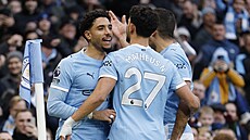 Omar Marmú� z Manchesteru City slaví se spoluhrá�i gól proti Wolverhamptonu.