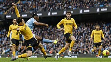 Antoine Semenyo z Manchesteru City skóruje proti Wolverhamptonu, sna�í se mu...