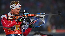 Vít�zslav Hornig se chystá ke st�elb� ve smí�ené �tafet� v Novém M�st� na...