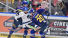 Kelly Klíma z Kladna padá po souboji s �eskobud�jovickými hrá�i.