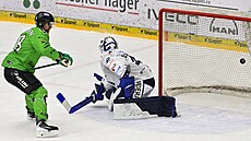 Mladoboleslavský Aleksi Rekonen skóruje v utkání s Vítkovicemi.