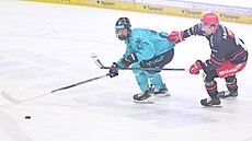 Karlovarský Petr Tomek �elí tlaku od hradeckého Ale�e Jergla.