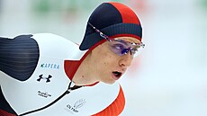 Rychlobrusla� Metod�j Jílek na trati 5000 metr� v Inzellu.